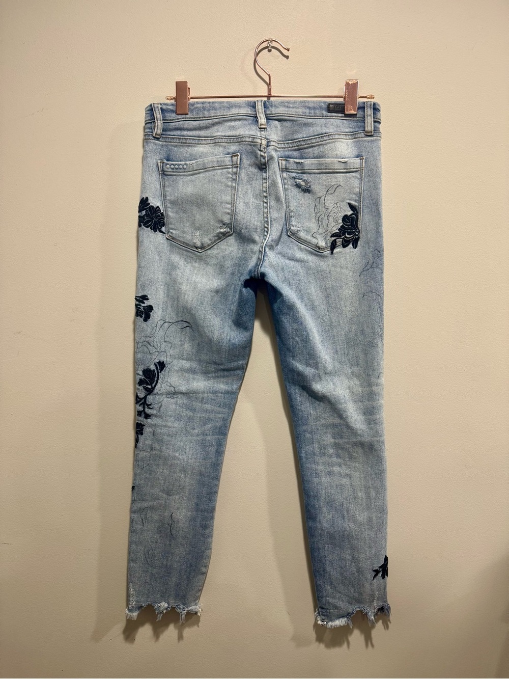 [BLANKNYC] Black Floral Embroidered Distressed Skinny Jeans Size 29 - Picture 2 of 4